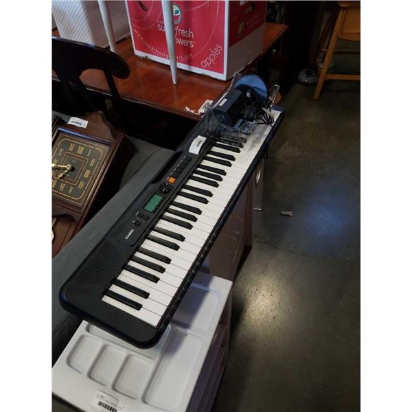 CASIO CASIOTONE CT-S195 KEYBOARD AND HOUSE PROJECTOR