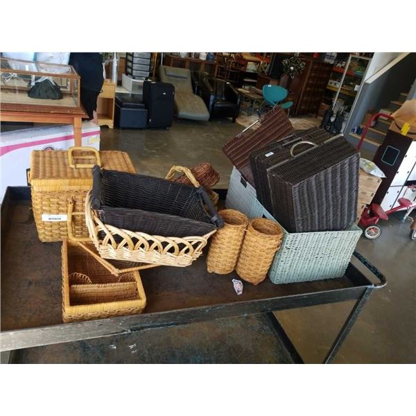 LOT OF WICKER BASKETS AND LIDDED BASKET, VASES