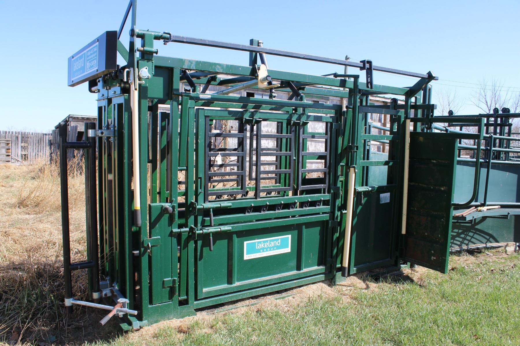 Lakeland Squeeze Chute with Palpation chute Q catch head gate