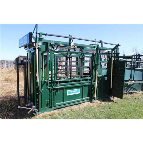 Lakeland Squeeze Chute with Palpation chute - Q catch head gate