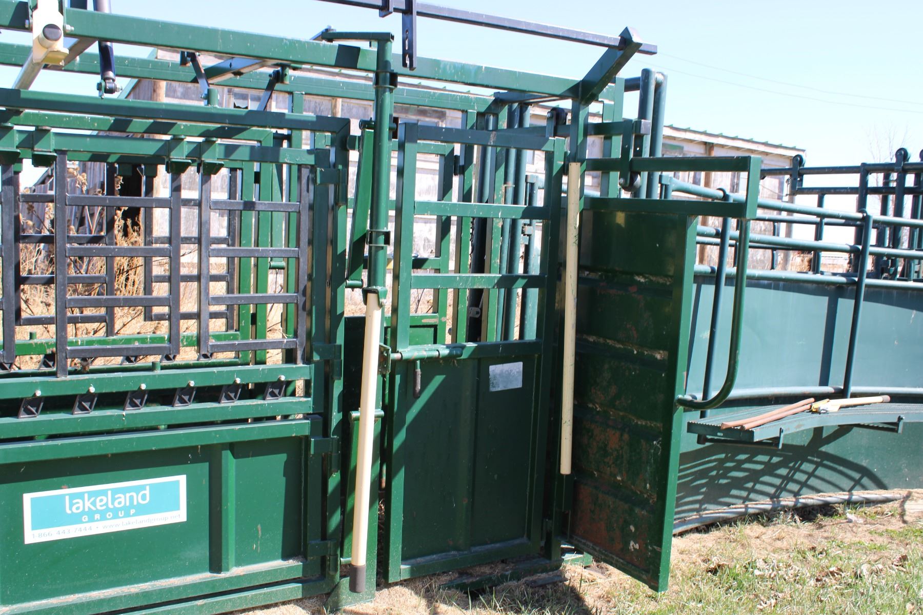 Lakeland Squeeze Chute with Palpation chute Q catch head gate