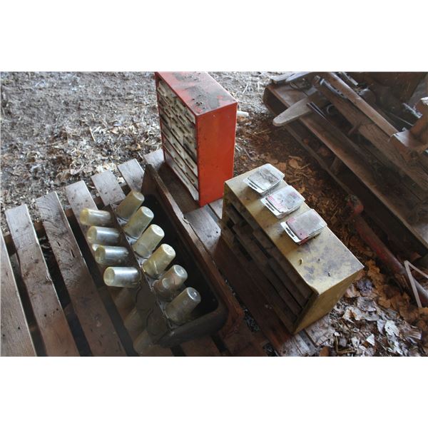 Organizer with contents (3)