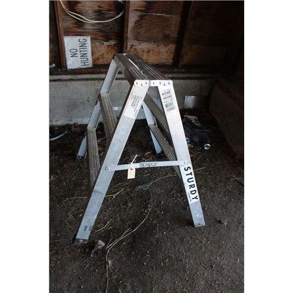 Sturdy fold step ladder