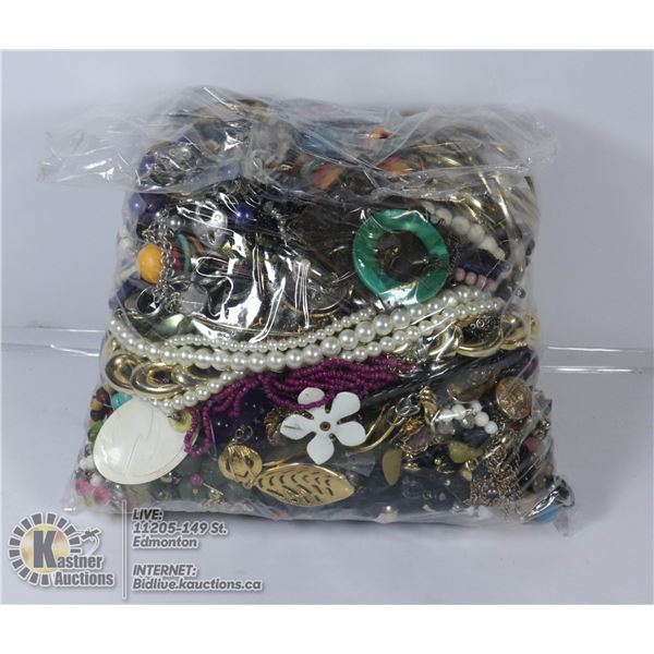 LARGE BAG OF MIXED VINTAGE JEWELRY