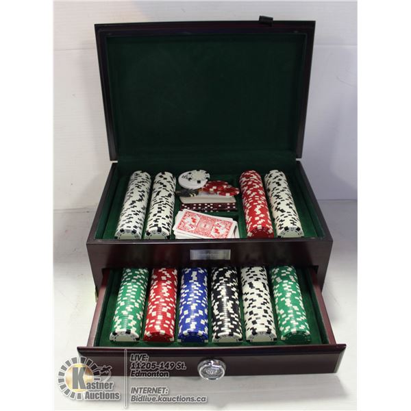 POKER SET IN WOODEN BOX.