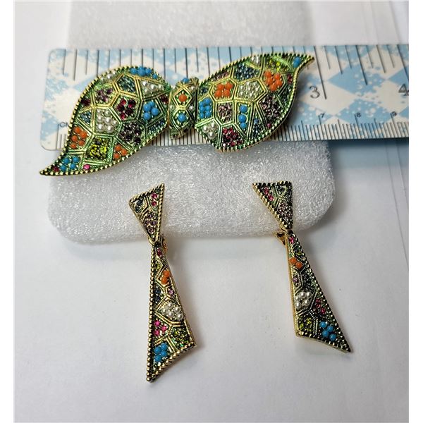 27)  VINTAGE BOW SHAPED BROOCH WITH