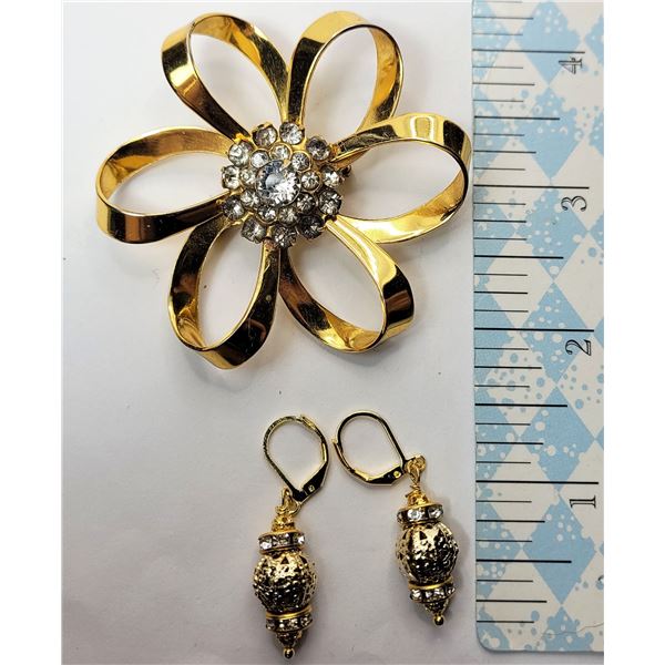 10)  VINTAGE GOLD TONE OPEN FLOWER DESIGN