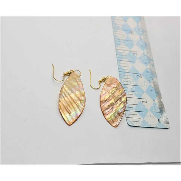 26)  CREAM RAINBOW  NATURAL ABALONE DROP