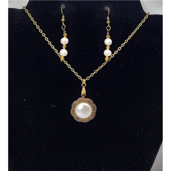 19)  BRONZE TONE AND ROUND PEARL PENDANT ON