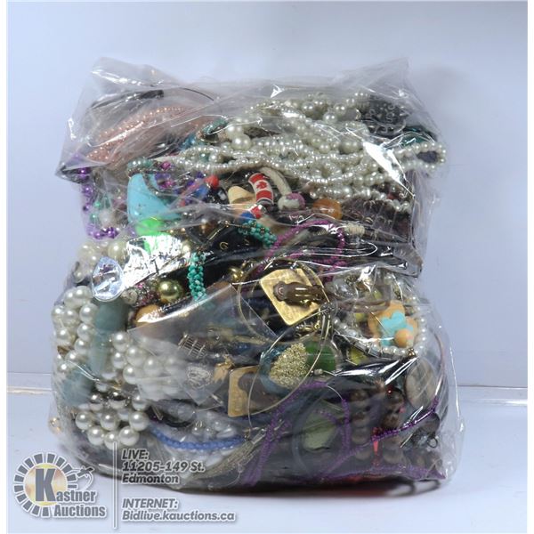 A BAG OF JEWLERY AROUND 5B