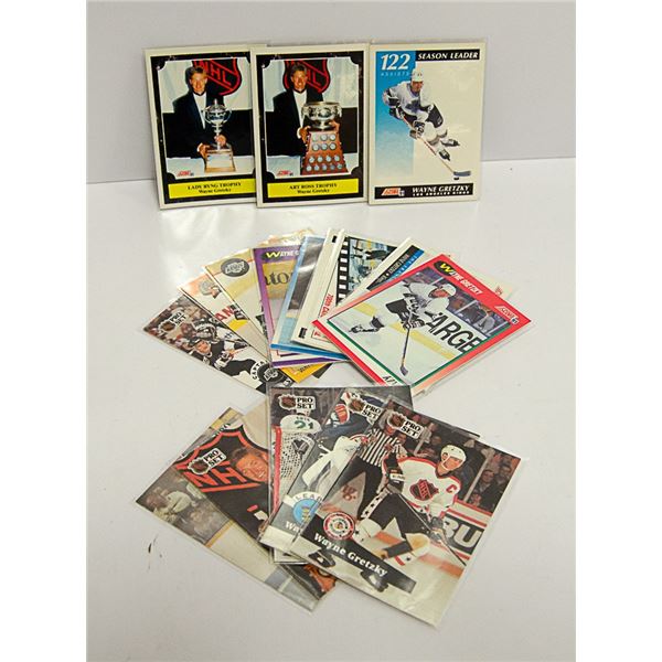 17 GRETZKY SCORE AND PRO SETCARDS