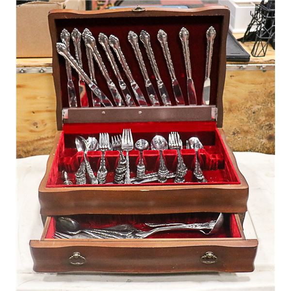 INT'L BRAND STAINLESS FLATWARE IN WOOD CANTEEN- .