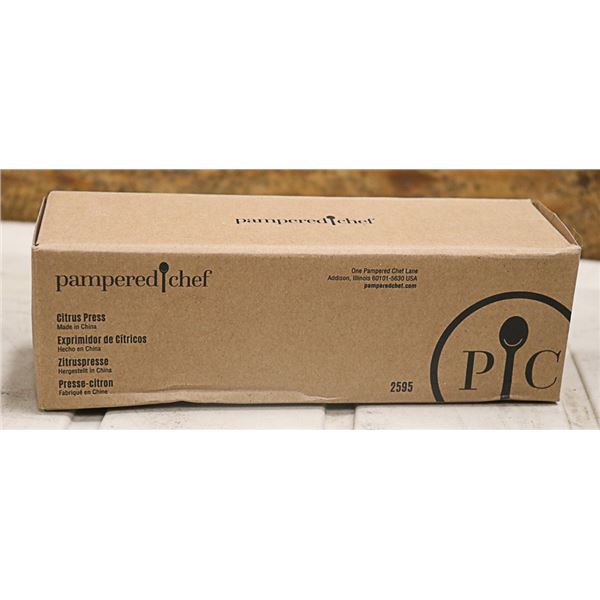NEW PAMPERED CHEF CITRUS PRESS HAND HELD