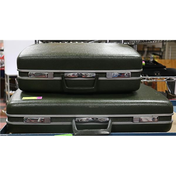 A SET OF 2 DARK GREEN SUITCASES