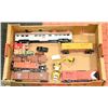 Image 8 : 2 SHELVES OF HO TRAIN CARS AND ACCESSORIES