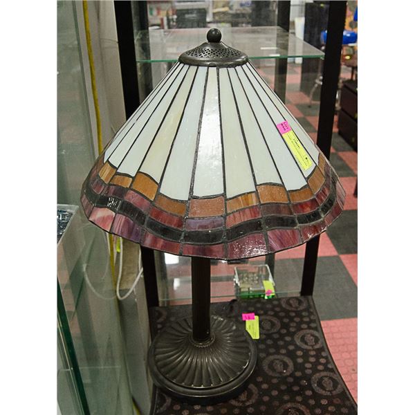 TABLE LAMP WITH STAINED GLASS SHADE