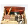 Image 1 : WOOD DECORATIVE ITEMS BOX LOT