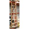 Image 1 : WOOD 8 FOOT LADDER