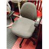 Image 1 : LOT OF 2 ASSORTED OFFICE CHAIRS