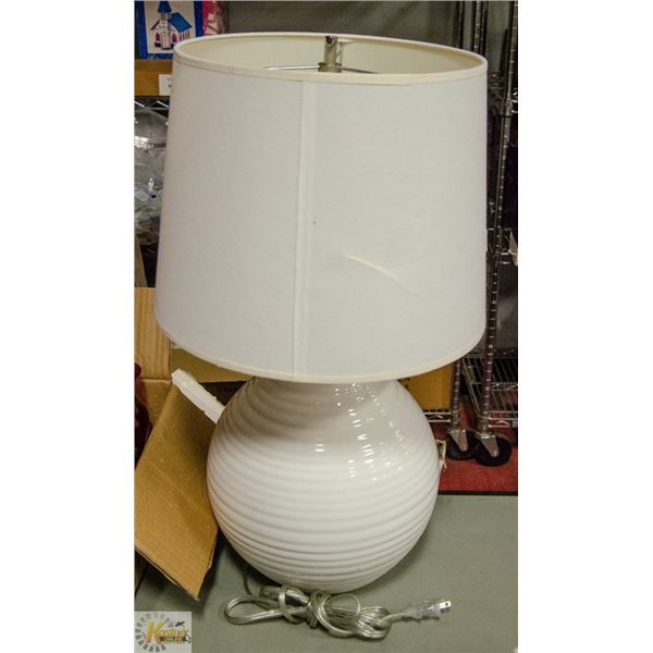 CERAMIC TABLE LAMP 22" TALL