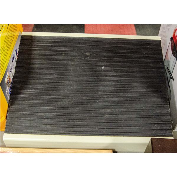 RUBBER AND STEEL FOOT REST