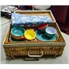 Image 1 : VINTAGE PICNIC BASKET WITH PLASTIC DISHES