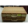 Image 2 : VINTAGE PICNIC BASKET WITH PLASTIC DISHES