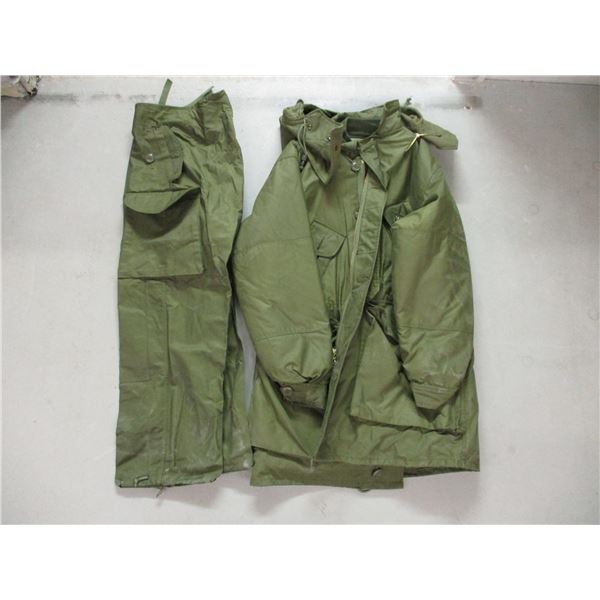 CANADIAN MILITARY CLOTHING LOT
