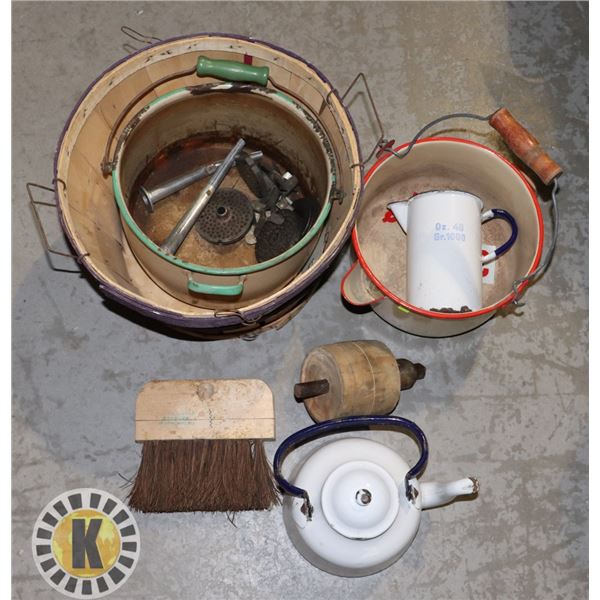 ESTATE BOX OF VINTAGE ITEMS