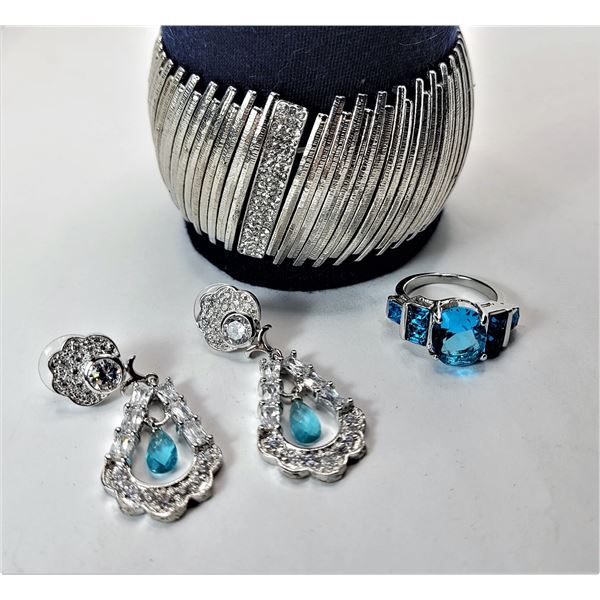 20)  SILVER TONE AND CLEAR CRYSTAL STRETCH