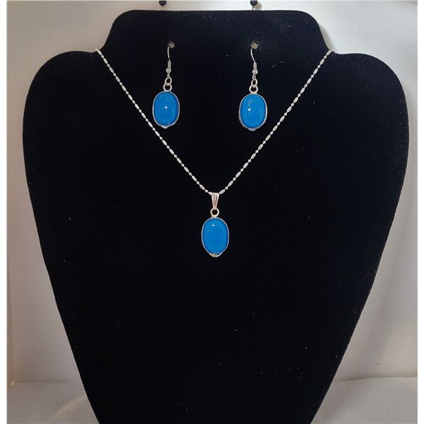 18)  BLUE CHALDONCY OVAL PENDANT ON 20" BAR
