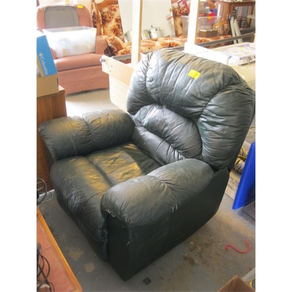 GREEN RECLINER CHAIR