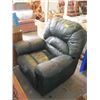 Image 1 : GREEN RECLINER CHAIR