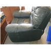 Image 3 : GREEN RECLINER CHAIR