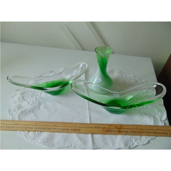 BLOWN GLASS GREEN VASE & ARCH SHAPED DISHES