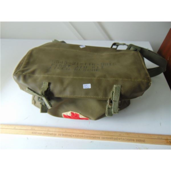 1972 MILITARY FIELD RESCUE EMPTY FIRST AID SACHEL