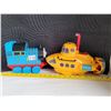 Image 1 : The Beatles yellow submarine with opening sides. Also Building blocks of Thomas the Train.