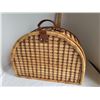 Image 5 : Wicker picnic basket complete with plates, glasses and cutlery.