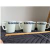 Image 2 : 6 Pyrex mugs. Old Town Blue pattern. 1 mug slightly chipped.