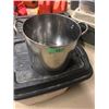 Image 1 : large pot