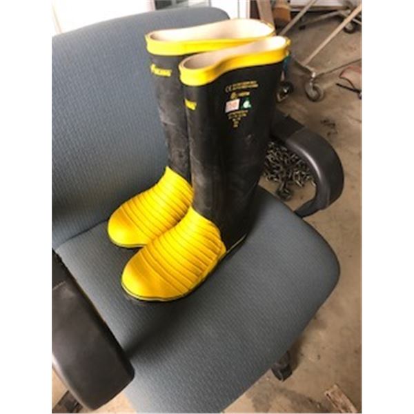 NEW - rubber steal toes boots size 11