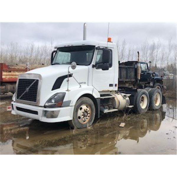 2004 Volvo transport truck