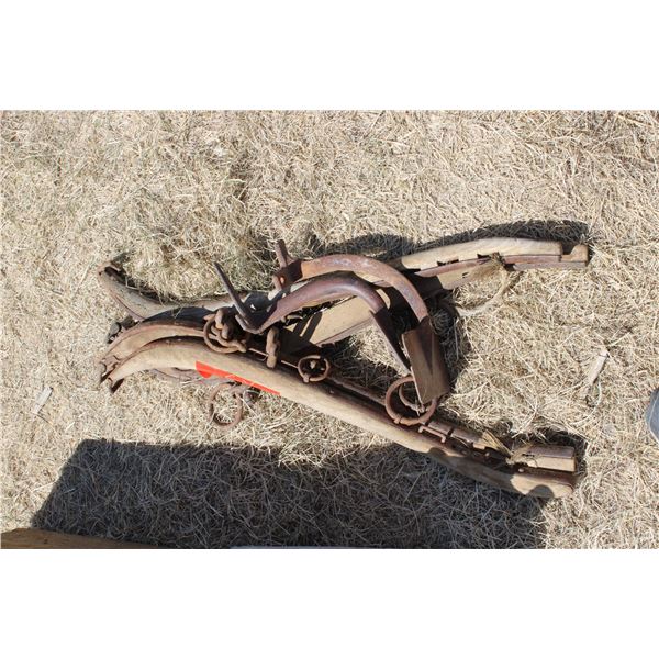 2 Sets of Wooden Hams and 2 Buggy Steps