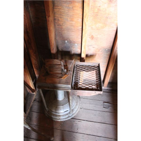 Metal Stand 20" x 21" High