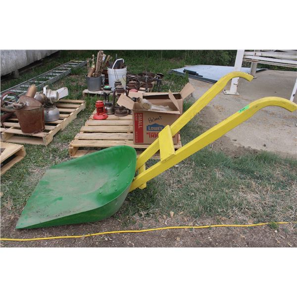 Wheeled slip scoop