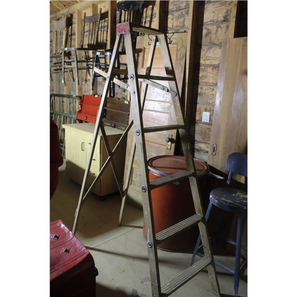 Wooden Step Ladder 5.5ft