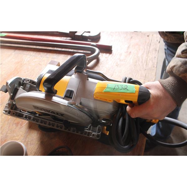 DeWalt Circular Saw Worm Drive with Bag and Square