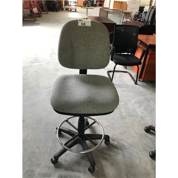 LIGHT GREY PROGRAMMERS CHAIR