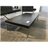 Image 2 : BLACK 4' RECEPTION TABLE
