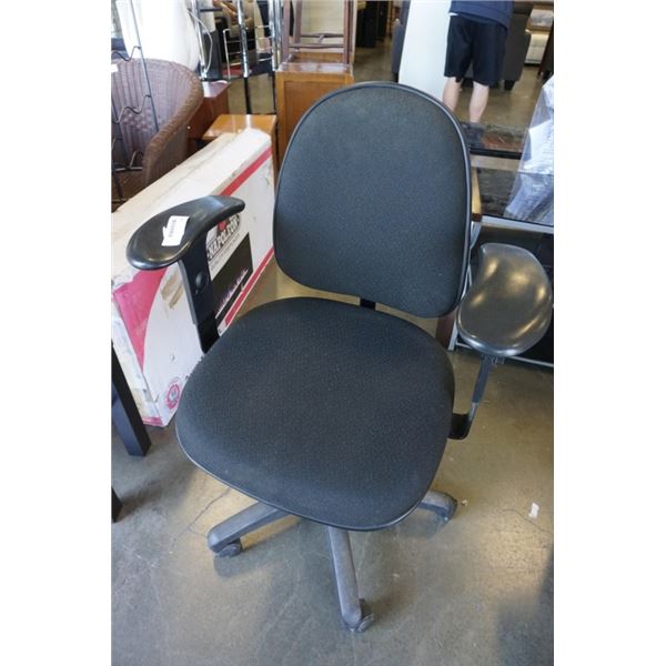 BLACK GAS LIFT OFFICE CHAIR WITH ADJUSTABLE ARMS